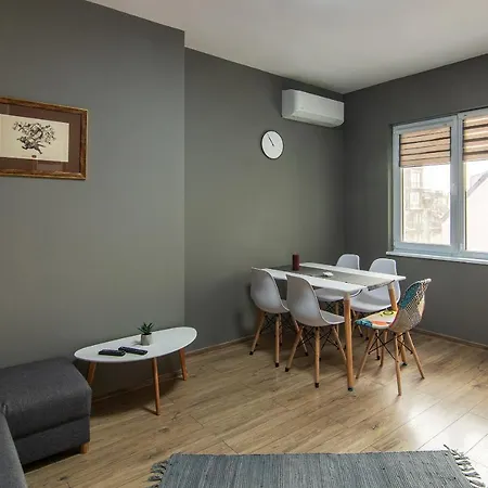 Location In Center And Paid Parking דירה *