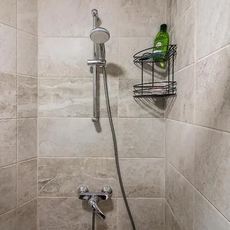 Location In Center And Paid Parking * וארנה