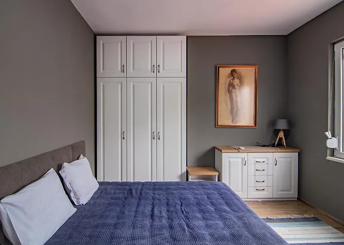 Location In Center And Paid Parking Warna