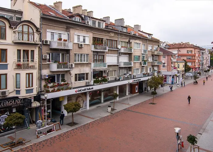 Location In Center And Paid Parking Apartment *