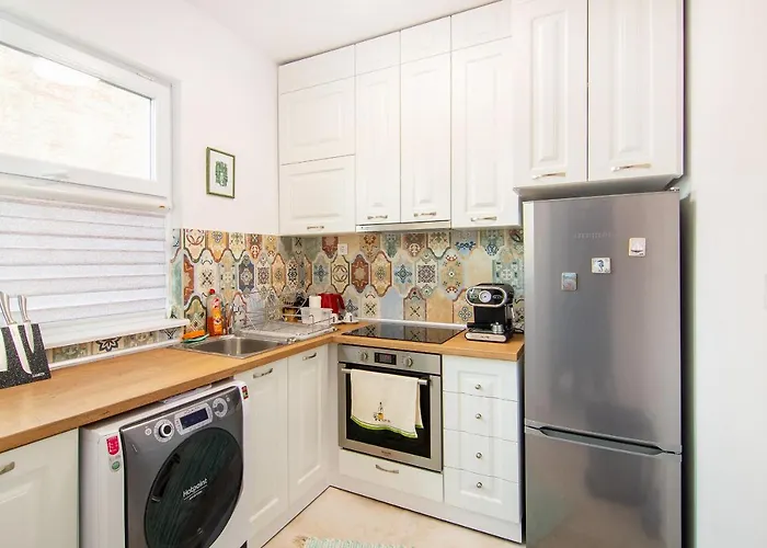 Location In Center And Paid Parking Warna